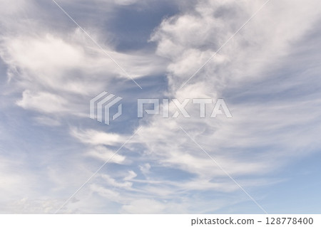 在夏天天空的白色雲彩 在夏天天空的白色雲彩 128778400