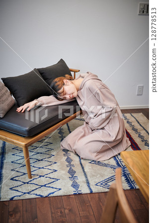 患有孕吐的女性、孕婦、產婦 患有孕吐的女性、孕婦、產婦 128778513