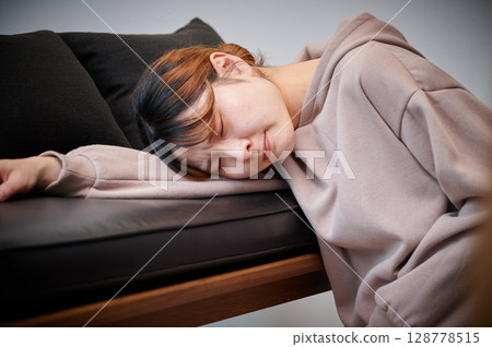 Women suffering from morning sickness, pregnant women, maternity 128778515