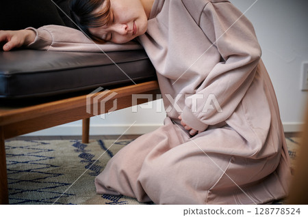 Women suffering from morning sickness, pregnant women, maternity 128778524