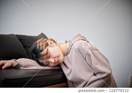 Women suffering from morning sickness, pregnant women, maternity 128778532