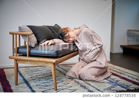 患有孕吐的女性、孕婦、產婦 128778538