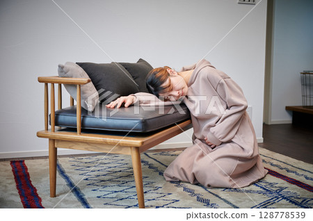 Women suffering from morning sickness, pregnant women, maternity Women suffering from morning sickness, pregnant women, maternity 128778539