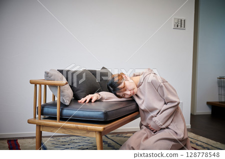 患有孕吐的女性、孕婦、產婦 患有孕吐的女性、孕婦、產婦 128778548