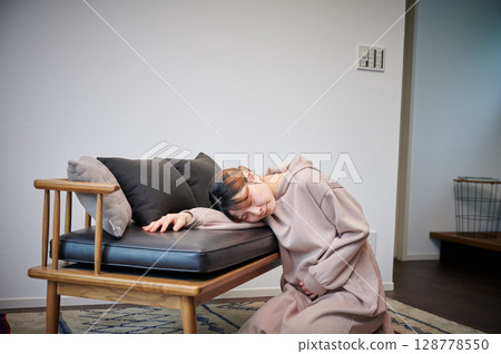 患有孕吐的女性、孕婦、產婦 128778550
