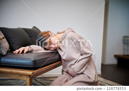 Women suffering from morning sickness, pregnant women, maternity Women suffering from morning sickness, pregnant women, maternity 128778553
