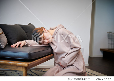 Women suffering from morning sickness, pregnant women, maternity Women suffering from morning sickness, pregnant women, maternity 128778556