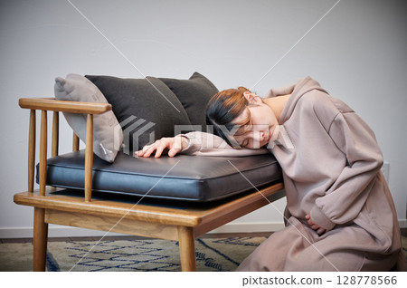 Women suffering from morning sickness, pregnant women, maternity 128778566