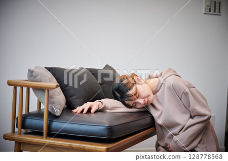 Women suffering from morning sickness, pregnant women, maternity Women suffering from morning sickness, pregnant women, maternity 128778568