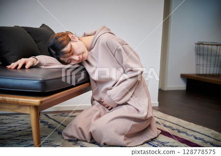 患有孕吐的女性、孕婦、產婦 128778575
