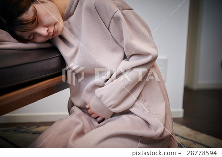 Women suffering from morning sickness, pregnant women, maternity 128778594