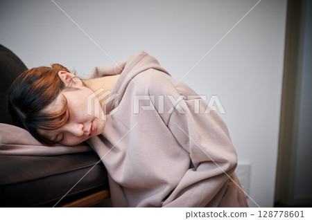 患有孕吐的女性、孕婦、產婦 患有孕吐的女性、孕婦、產婦 128778601