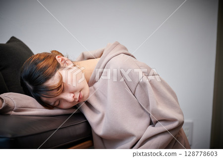 Women suffering from morning sickness, pregnant women, maternity 128778603