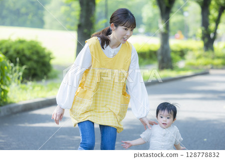 Parent and child playing in the park Parent and child playing in the park 128778832