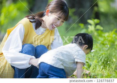 父母和孩子在公園玩耍 128778837