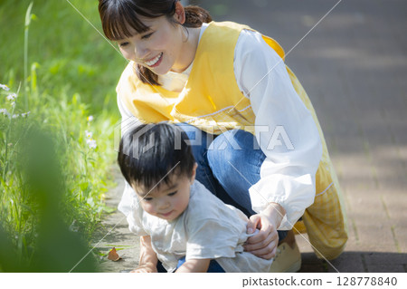 父母和孩子在公園玩耍 128778840