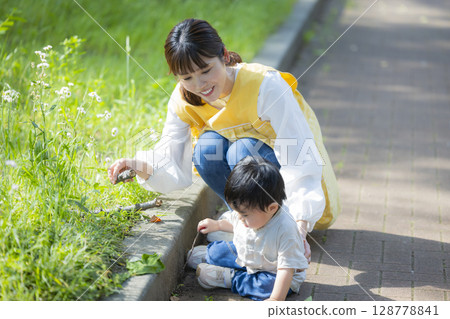 Parent and child playing in the park Parent and child playing in the park 128778841
