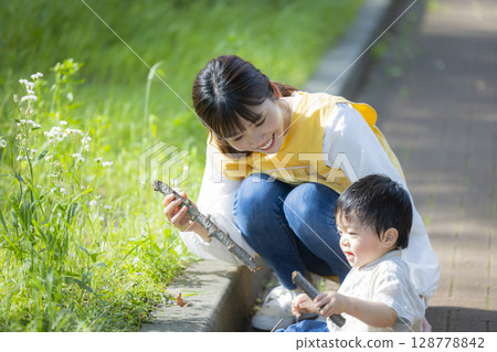 父母和孩子在公園玩耍 128778842