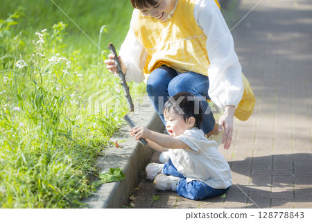 父母和孩子在公園玩耍 128778843