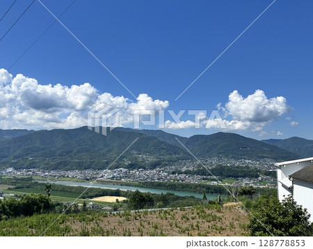 鄉村裡的一座小山 128778853