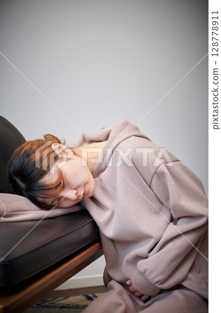 Women suffering from morning sickness, pregnant women, maternity Women suffering from morning sickness, pregnant women, maternity 128778911