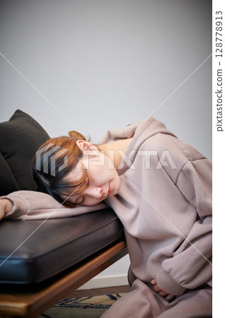 Women suffering from morning sickness, pregnant women, maternity 128778913