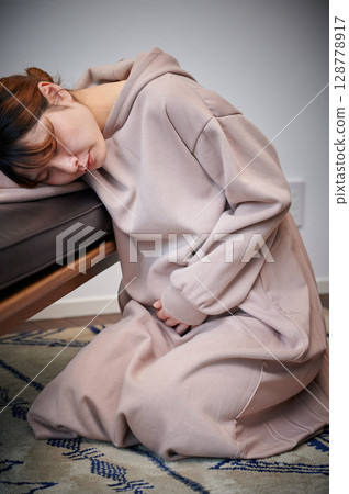 Women suffering from morning sickness, pregnant women, maternity 128778917