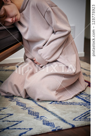 患有孕吐的女性、孕婦、產婦 128778923