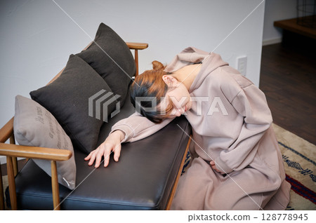 Women suffering from morning sickness, pregnant women, maternity 128778945