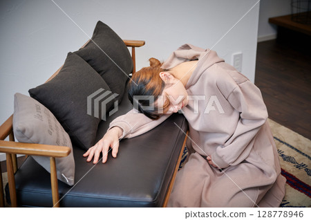 Women suffering from morning sickness, pregnant women, maternity 128778946