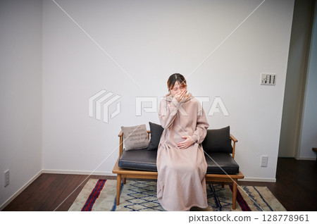 患有孕吐的女性、孕婦、產婦 128778961