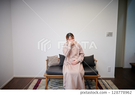 Women suffering from morning sickness, pregnant women, maternity 128778962