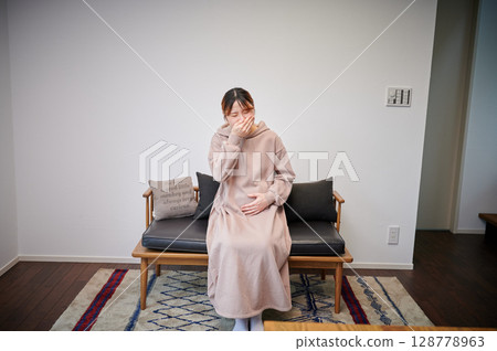 Women suffering from morning sickness, pregnant women, maternity 128778963