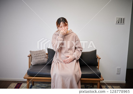 Women suffering from morning sickness, pregnant women, maternity 128778965