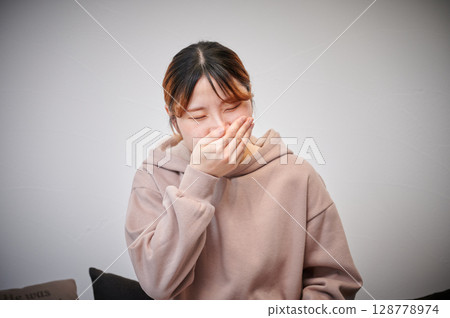 Women suffering from morning sickness, pregnant women, maternity 128778974