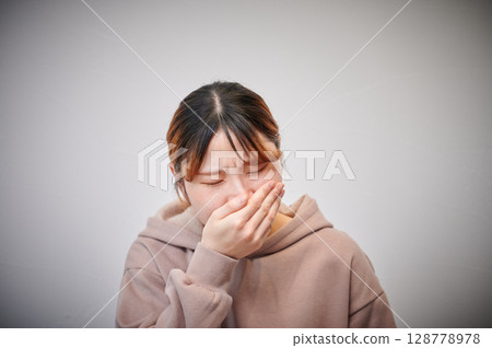 患有孕吐的女性、孕婦、產婦 128778978