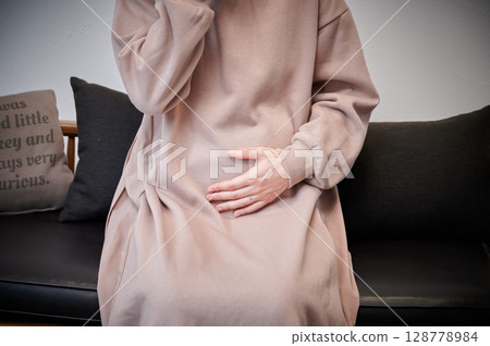 患有孕吐的女性、孕婦、產婦 患有孕吐的女性、孕婦、產婦 128778984