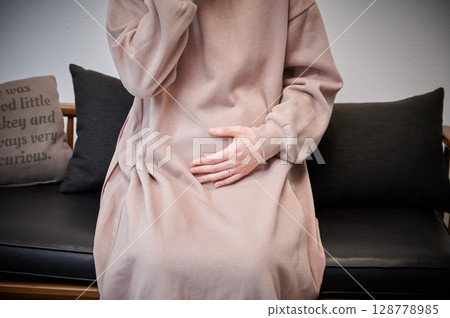 患有孕吐的女性、孕婦、產婦 患有孕吐的女性、孕婦、產婦 128778985