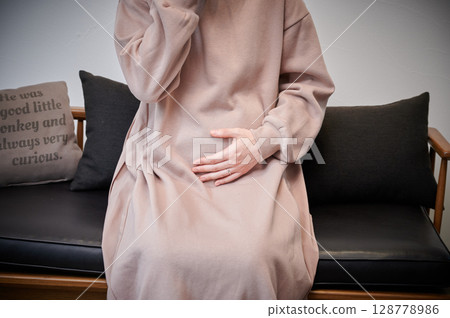 患有孕吐的女性、孕婦、產婦 患有孕吐的女性、孕婦、產婦 128778986