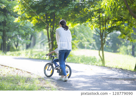 父母和孩子練習騎自行車 父母和孩子練習騎自行車 128779090
