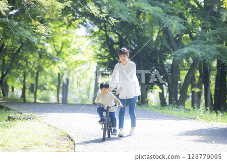 父母和孩子練習騎自行車 128779095