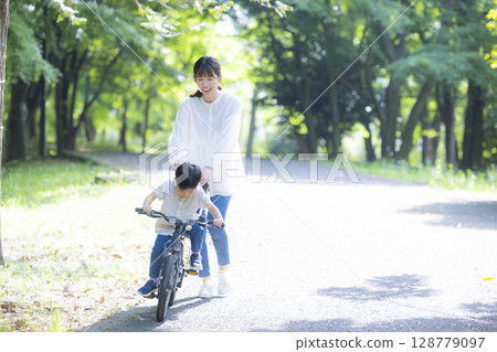 父母和孩子練習騎自行車 128779097