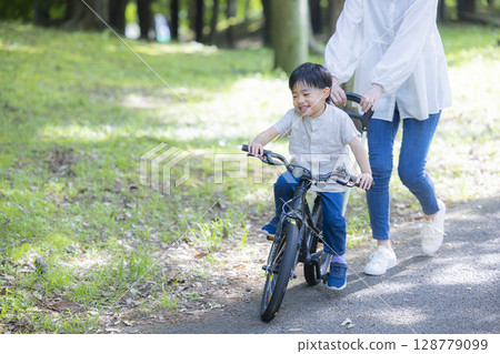 父母和孩子練習騎自行車 128779099