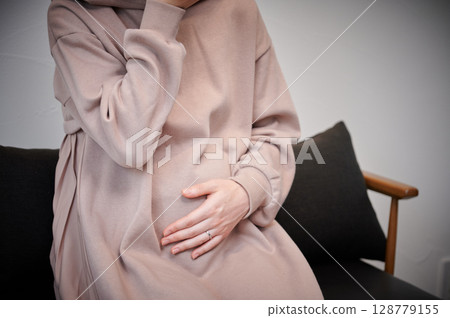 Women suffering from morning sickness, pregnant women, maternity 128779155