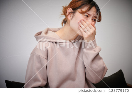 Women suffering from morning sickness, pregnant women, maternity 128779170