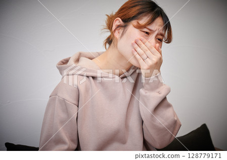 Women suffering from morning sickness, pregnant women, maternity Women suffering from morning sickness, pregnant women, maternity 128779171