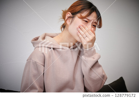 患有孕吐的女性、孕婦、產婦 128779172