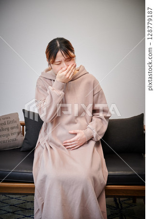 患有孕吐的女性、孕婦、產婦 患有孕吐的女性、孕婦、產婦 128779187