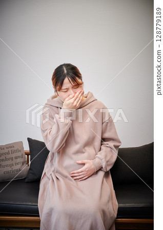 患有孕吐的女性、孕婦、產婦 128779189