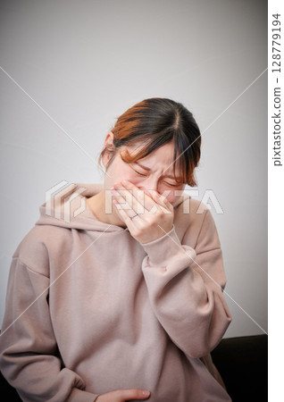 Women suffering from morning sickness, pregnant women, maternity 128779194